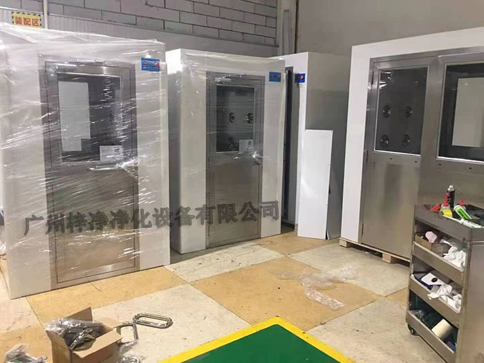 風淋室作為一種重要的凈化設備，廣泛應用于無塵室、電子、制藥等行業(yè)。