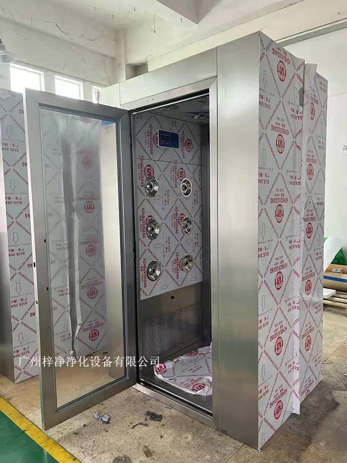 風(fēng)淋室的主要功能是通過高速氣流將塵埃和污物吹離工作人員的衣物和身體，從而確保進(jìn)入潔凈室的環(huán)境符合規(guī)定的潔凈度標(biāo)準(zhǔn)。