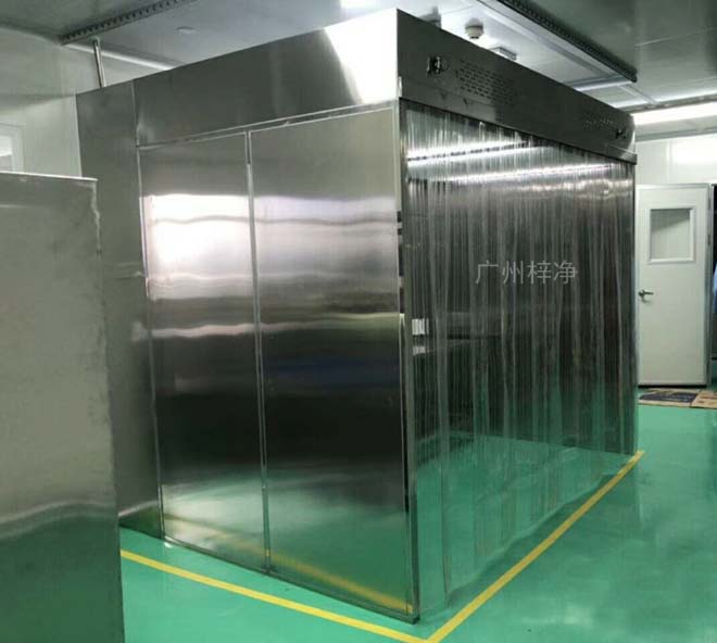 負壓稱量罩內空氣經初效過濾器、由離心風機壓入靜壓箱，在經高效過濾器后從氣流擴散送風單元出風面吹出，潔凈空氣以均勻的斷面風速流經工作區(qū)，從而形成高潔凈的工作環(huán)境。