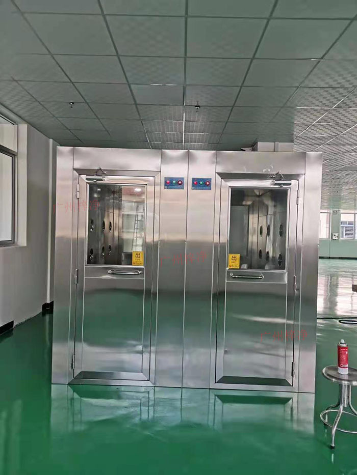 風淋室主要功能是確保工作人員在進入潔凈區前，通過吹淋去除身上的塵埃和微粒。