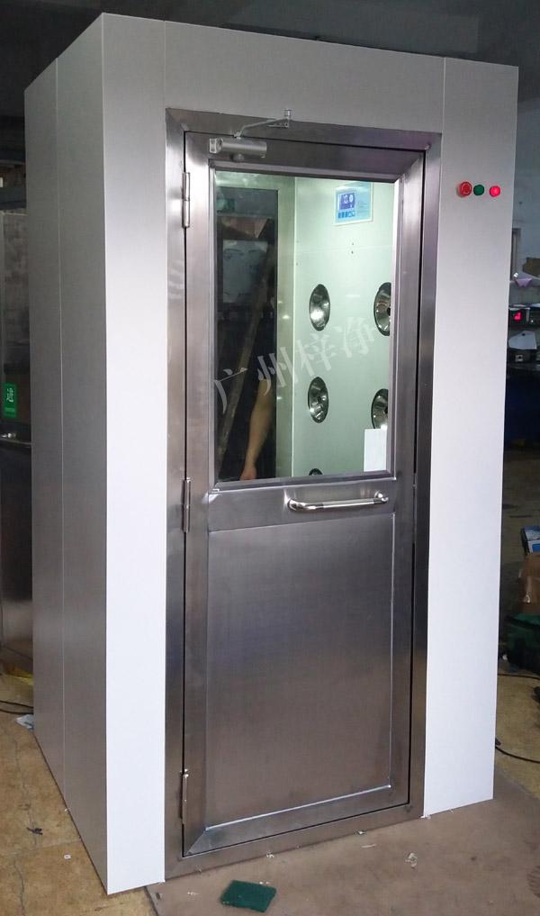 1200型風淋室是進入潔凈室所必需的通道，可以減少進出潔凈室所帶來的污染問題。